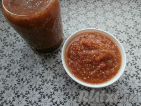 Готовую аджику разложить по простерилизованным баночкам, закатать прокипячёнными крышками, перевернуть, поставив вверх дном, хорошо укутать в плед (или одеяло), а после полного остывания убрать на хранение.