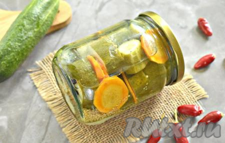 Зимой аппетитные огурцы, замаринованные с морковью и горчицей, порадуют вас своим хрустом и вкусом.