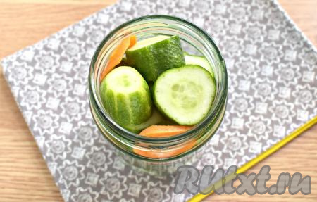 Плотно заполняем банку, чередуя нарезанные огурцы и морковку.