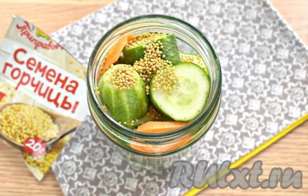 Всыпаем горчицу в зёрнах.