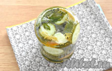 Аккуратно достаём банку с заготовкой из воды. Закручиваем (или закатываем) туго крышкой. Проверяем на герметичность, перевернув банку на бок и прокатав по столу. Заготовку ставим дном верх. Остужаем 24 часа под одеялом (или пледом, или шалью), а потом переставляем в прохладное место на хранение.