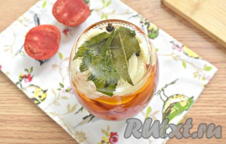 Аккуратно, чтобы не обжечься, достаём каждую банку из кастрюли. Плотно закручиваем (или закатываем) крышки. Переворачиваем заготовку дном вверх, укрываем одеялом (или пледом), оставляем до полного остывания (примерно на сутки) и убираем на хранение в прохладное место.