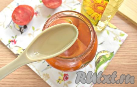 Затем в каждую баночку вливаем по 1 столовой ложке растительного масла.