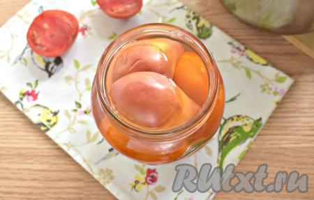 Для приготовления маринада наливаем в ковшик (или кастрюльку) 500 миллилитров воды, затем всыпаем соль и сахар, ставим на огонь, периодически перемешивая, доводим до кипения. Затем провариваем на небольшом огне минуты 2 (за это время и сахар, и соль полностью растворятся) и добавляем уксус, перемешиваем. Убираем маринад с огня и сразу вливаем его в банки с помидорами. Помидорчики должны быть полностью покрыты маринадом.