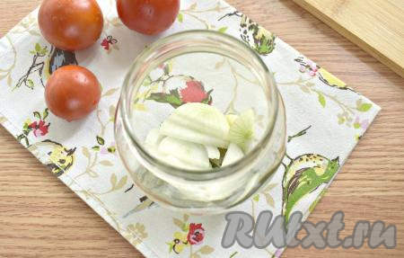 Очищаем лук, нарезаем его полукольцами (или кольцами), равномерно раскладываем по баночкам.