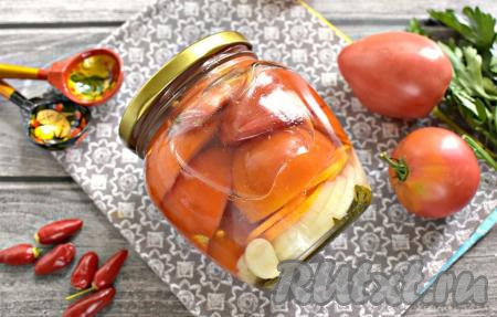 Аппетитный салат, приготовленный из красных помидоров с морковью и луком, зимой порадует вас своим пикантным вкусом.