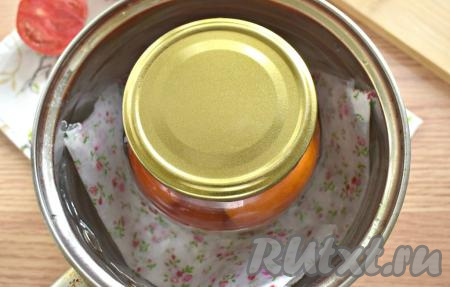 Банки с салатом накрываем крышками, слегка прокручиваем крышечки. Дно кастрюли, в которой будем стерилизовать банки с салатом, застилаем сложенной в 2-3 раза тканевой салфеткой (или полотенцем). Ставим банки в кастрюлю. Вливаем в кастрюлю с банками тёплую воду, чтобы она доходила до "плечиков" банок с салатом, ставим на средний огонь. После закипания воды стерилизуем банки с салатом 15 минут на небольшом огне. Я каждую баночку стерилизовала в отдельной кастрюльке, так как не нашлось подходящей большой кастрюли.