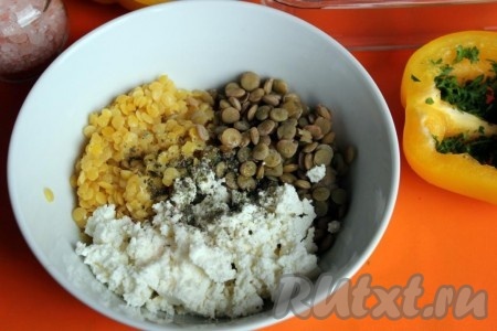 Для начинки соедините желтую и зеленую чечевицу с творогом, оливковым маслом, итальянскими травами и солью.