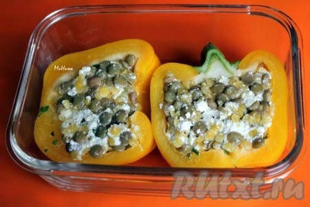 Затем заполните половинки перцев начинкой и уложите на смазанный противень или в порционные формы для духовки.