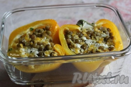 Запеките фаршированные перцы в духовке около 20-25 минут при 200 градусах.