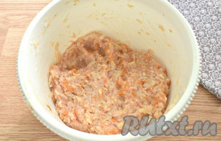 Тщательно перемешиваем фарш с рисом и овощами, в результате получится в меру вязкая масса.