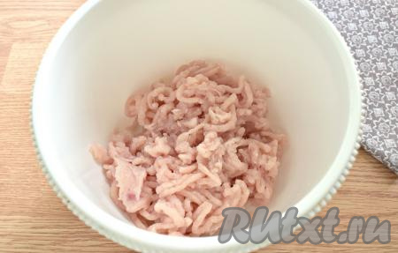 Мясо (у меня - куриное филе), нарезанное на кусочки, прокручиваем через мясорубку.
