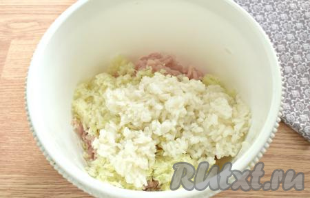 Рис промываем, выкладываем в кастрюлю с достаточно большим количеством кипящей подсоленной воды и отвариваем после закипания на небольшом огне в течение 15 минут, затем перекладываем на сито, ополаскиваем холодной водой, даём полностью стечь воде. Добавляем рис в миску с фаршем и капустой.