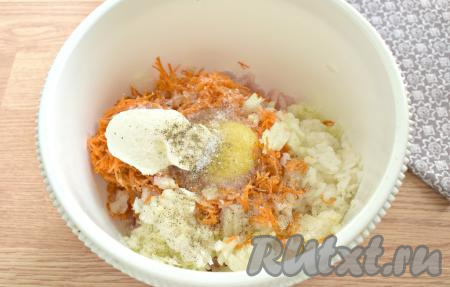 Сюда же выкладываем 1 столовую ложку сметаны, вбиваем яйцо, солим и перчим.