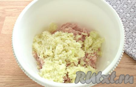 Капусту нарезаем на мелкие кубики (или натираем на крупной тёрке), перекладываем в отдельную миску, заливаем кипятком и оставляем так на 10 минут. Затем капусту хорошо отжимаем от воды и перекладываем к фаршу.