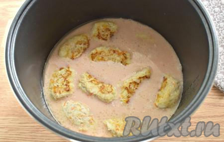 Для получения соуса отдельно соединяем томатную пасту и 1 столовую ложку сметаны, перемешиваем, вливаем 250-300 миллилитров тёплой кипячёной воды, перемешиваем, немного солим, снова перемешиваем. Получившийся томатно-сметанный соус добавляем к обжаренным ленивым голубцам. Соус должен покрыть голубцы почти полностью.