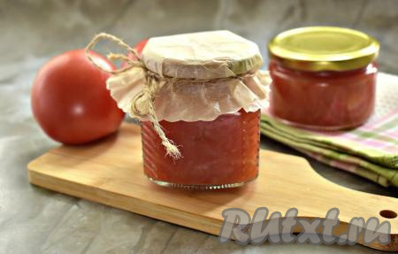 Баночки с соусом из помидоров и лука аккуратно достаём из кастрюли, тщательно закручиваем (или закатываем) крышки, переворачиваем дном вверх, укутываем в одеяло (или шаль, или плед), оставляем до полного остывания, а после этого переставляем на хранение в прохладное место. Зимой этот вкусный, ароматный томатный соус прекрасно дополнит мясо, птицу, различные гарниры.