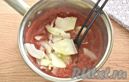 По истечении 10 минут добавляем лук, нарезанный четверть кольцами (или полукольцами).