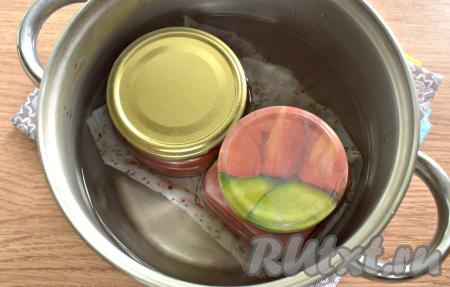 Застилаем дно кастрюли, в которой будете стерилизовать баночки с соусом, тканевой салфеткой (или сложенным в 2-3 раза полотенцем). Ставим в эту кастрюлю поверх салфетки (или полотенца) банки с томатным соусом, вливаем тёплую воду, чтобы она была по "плечики" банок. Ставим кастрюлю с баночками на средний огонь, а после закипания стерилизуем банки с соусом на небольшом огне минут 10.