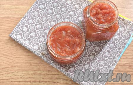 Перекладываем горячий томатный соус с луком в простерилизованные банки, накрываем прокипячёнными крышками, слегка прокручиваем.