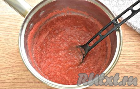 Получившуюся томатную массу перекладываем в кастрюлю, ставим на средний огонь, доводим до кипения, помешивая. После этого провариваем томатную массу, периодически помешивая, на небольшом огне 10 минут.