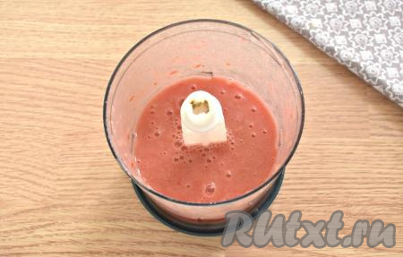 Помидоры прокручиваем в измельчителе (или пропускаем через мясорубку).