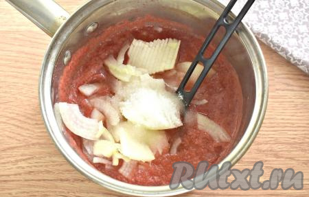 Всыпаем сахар, соль, чёрный молотый перец, перемешиваем, доводим на среднем огне до кипения и уменьшаем огонь.