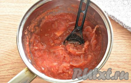 Периодически перемешивая, варим томатный соус 20 минут. В конце приготовления в соус из помидоров и лука вливаем столовый уксус, перемешиваем, варим ещё 5 минут.