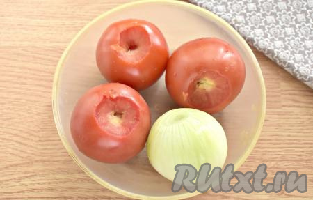 Банки для соуса нужно простерилизовать удобным способом (над паром или в духовке, или в микроволновке), а крышки к ним прокипятить (в течение 3-5 минут). Для приготовления соуса лучше выбирать мясистые помидоры. Тщательно промываем помидорчики, если есть порченые места, их обязательно нужно вырезать. Место, в котором находилась плодоножка, отрезаем. Репчатый лук очищаем от шелухи. Вес ингредиентов указан в очищенном виде, то есть для приготовления соуса нам понадобится 1 килограмм подготовленных помидоров и 300 грамм очищенного лука.