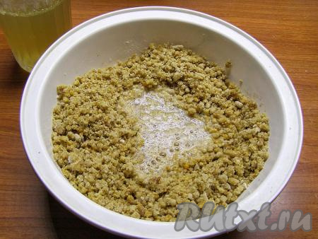 В полученную смесь вливаем 2 стакана остывшего бульона и ещё раз перемешиваем до однородного состояния.