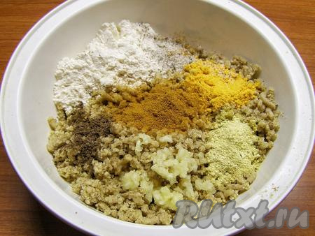 Грецкие орехи измельчаем с помощью мясорубки с мелкой сеткой (или блендером). Добавляем к орехам муку, измельчённый через пресс чеснок, уцхо-сунели, шафран, мускатный орех, красный молотый перец, кориандр, по вкусу солим и перемешиваем.