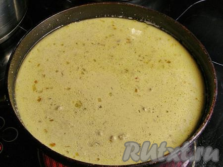 Перекладываем получившуюся смесь в сковородку с обжаренным луком, вливаем ещё 1 стакан бульона и на сильном огне, периодически перемешивая, доводим до кипения.