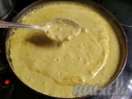 По консистенции соус должен получиться похожим на густую сметану. Если соус получается слишком густым, можно понемногу разбавить его бульоном. По желанию можно добавить в соус винный уксус. Снимаем соус с огня, даём немного остыть.