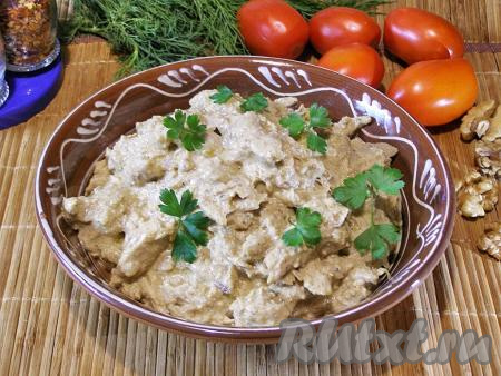 Через 4 часа ароматное, нежное и необыкновенно вкусное сациви из курицы с грецкими орехами будет готово. Его принято подавать в глубоких глиняных тарелках, по желанию, блюдо можно украсить свежей зеленью и зёрнами граната.