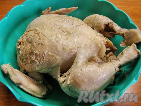 Отваренную курицу вынимаем из кастрюли и оставляем остывать.