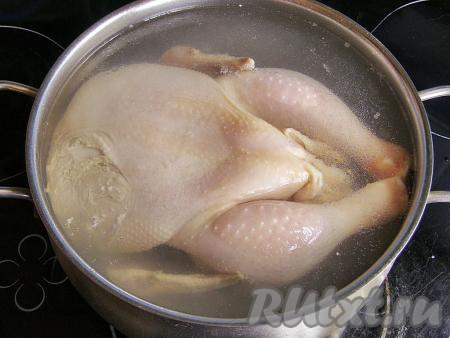 Курицу моем, кладём в кастрюлю и полностью заливаем её горячей кипячёной водой, ставим на сильный огонь. В процессе закипания периодически снимаем пену.