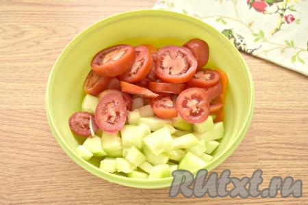 Если у кабачков жёсткая шкурка и крупные семечки, тогда кабачки нужно почистить, удаляя семена со шкуркой. Кабачки нарезаем на кубики (или брусочки) среднего размера, помидоры - на средние кружочки (или ломтики), затем перекладываем в миску с морковкой и луком.