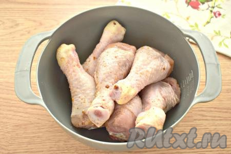 Моем куриные ножки, обсушиваем, а затем по вкусу солим их и перчим, я ещё добавила немного готовой приправы для куриных блюд, перемешиваем и отставляем пока в сторонку.