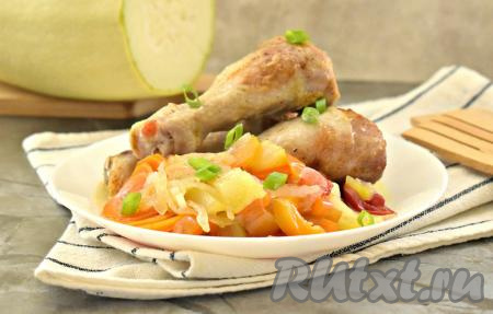 Готовое блюдо вынимаем из духовки и, достав из рукава, раскладываем по тарелкам и подаём сочные куриные ножки с яркими, вкусными, ароматными овощами к столу.