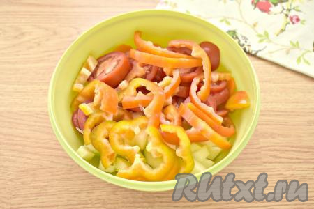 Болгарский перец очищаем от плодоножки с семенами, нарезаем полосками, добавляем в миску с овощами.&nbsp;