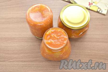 Горячую закуску из кабачков, помидоров и перца перекладываем в подготовленные простерилизованные баночки (банки я простерилизовала над паром). Я использовала 3 баночки объёмом по 0,25 литра. Плотно закручиваем крышки (крышки я заранее&nbsp; прокипятила в воде 3 минуты с момента закипания). Ставим заготовку дном вверх и укрываем со всех сторон одеялом. Когда банки остынут, переставляем их в прохладное место на хранение.