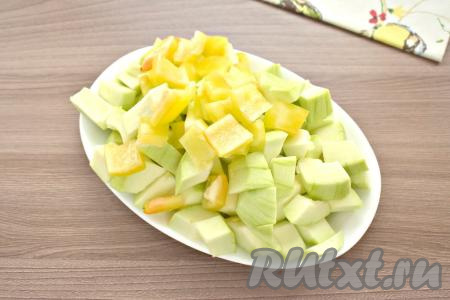 Кабачки и оставшийся перец нарезаем на небольшие кусочки, добавляем в проваренную томатную массу, перемешиваем, даём закипеть и варим на небольшом огне, иногда помешивая, минут 20.