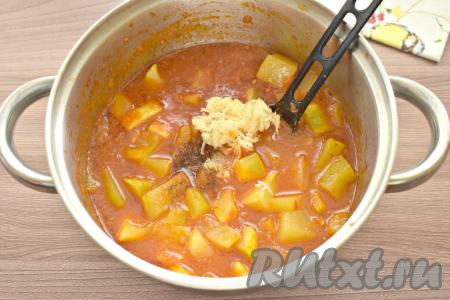 Спустя 20 минут варки в закуску из кабачков, перцев и помидоров добавляем пропущенный через пресс (или натёртый на мелкой тёрке) чеснок, всыпаем красный молотый перец, перемешиваем, варим ещё 5 минут.