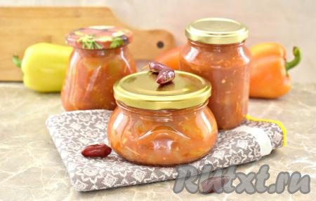 Зимой вкусная, ароматная, яркая закуска, приготовленная из кабачков с помидорами и перцем, станет отличным дополнением к различным гарнирам и мясным блюдам.