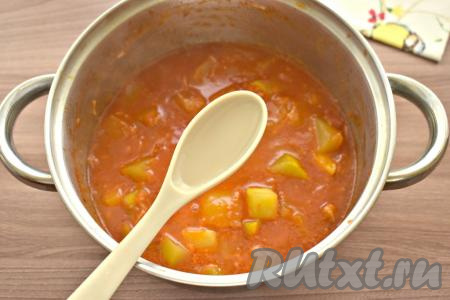 В конце приготовления вливаем столовый уксус, перемешиваем. Держим закуску на плите ещё 2 минуты.