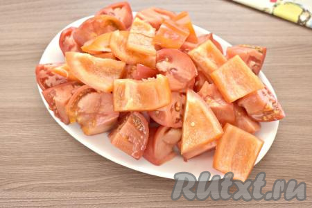 Один болгарский перец и все помидоры нарезаем на кусочки и пропускаем через мясорубку.