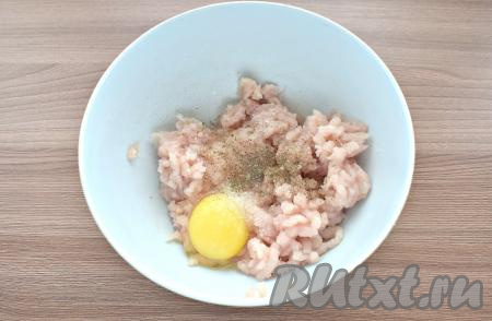 Куриное филе пропускаем через мясорубку. Выкладываем получившийся фарш в миску, добавляем яйцо, перчим, солим и сразу перемешиваем.