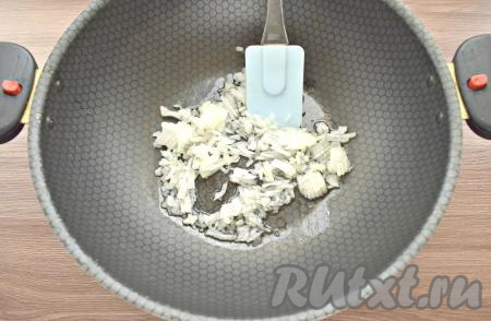 В сковороду вливаем 2 столовые ложки растительного масла. Когда масло прогреется, выкладываем мелко нарезанный лук и обжариваем его на среднем огне минуты 3, помешивая.