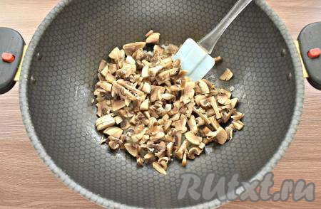 Шампиньоны вместе с ножками нарезаем на небольшие кубики и перекладываем на сковороду к обжаренному луку, перемешиваем и обжариваем грибы минут 5-6, не забывая перемешивать, затем убираем с огня, даём остыть.
