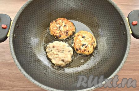 На сковороду вливаем оставшиеся 3 столовые ложки масла, разогреваем. Ладони смачиваем водой и формируем котлеты (у меня получилось 9 штук). Заготовки куриных котлет с грибами выкладываем на прогретую сковороду и обжариваем на среднем огне по 4-5 минут с каждой стороны (до румяности).
